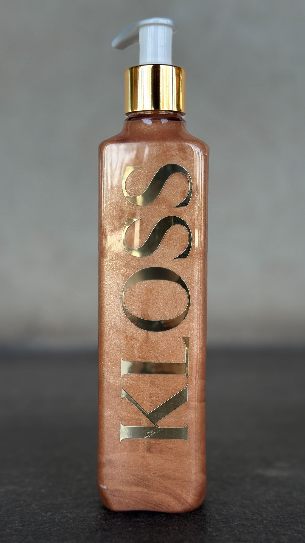 klossbody, cremas corporales iluminadoras con brillos, envase transparente, crema que aporta brillo dorado en la piel